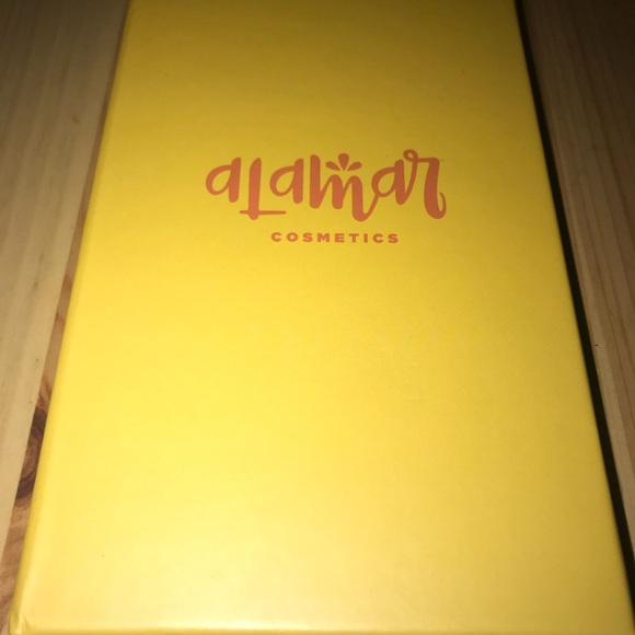 Alamar Reina Del Caribe eyeshadow palette - Picture 5 of 6